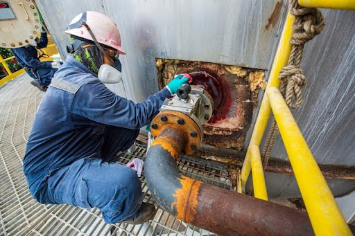 A man testing pipline with the help of Magnetic (MPI) instrument